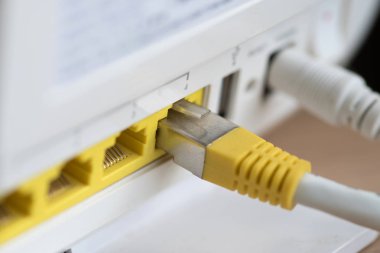 Bir Dsl kablosuz yönlendirici ve bir ağ kablosu