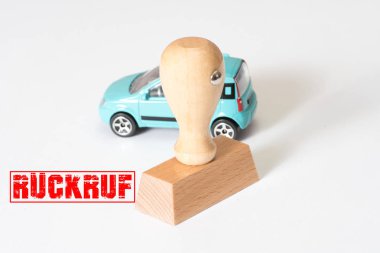 Bir araba ve bir pul baskı geri çekme ile
