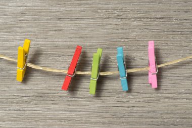 Çamaşır ipinde renkli mandal