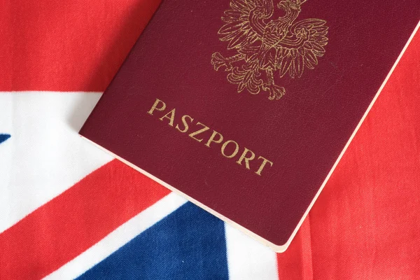 Einen Polnischen Pass Und Die Flagge Großbritanniens — Stockfoto