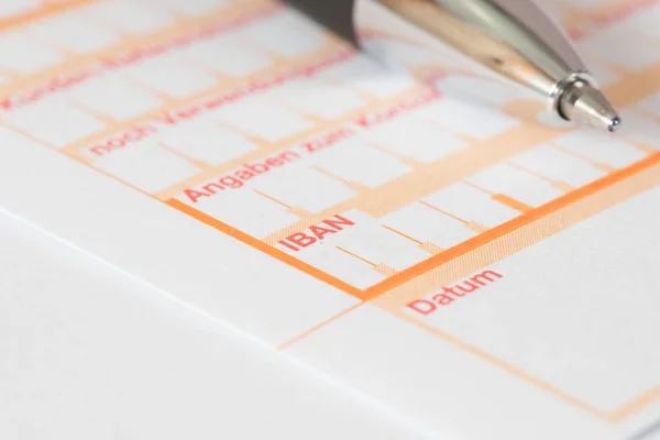 Bir form için bir banka havalesi ve tükenmez kalem