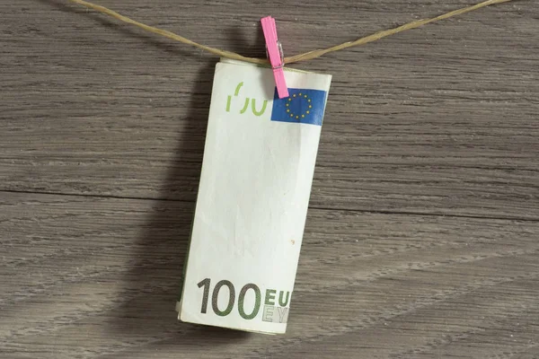 用晾衣绳上的100欧元钞票 — 图库照片