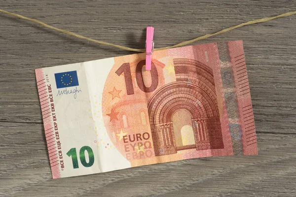 在有晾衣针的晾衣绳上的10欧元钞票 — 图库照片