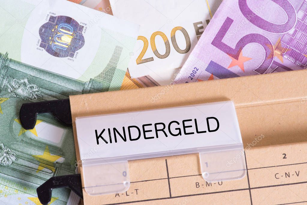 Euro banknotes and a folder with the imprint Child benefit