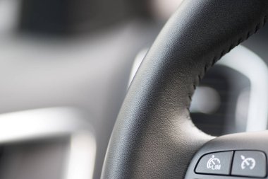 Bir arabada direksiyon simidi