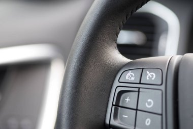 Bir arabada direksiyon simidi