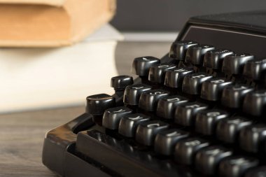 Bir daktilo ve Kitaplar