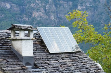 Bir evin çatısında güneş sistemi