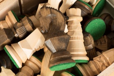 Satranç taşları bir tabut içinde