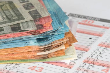 Bir takvim ve euro faturaları