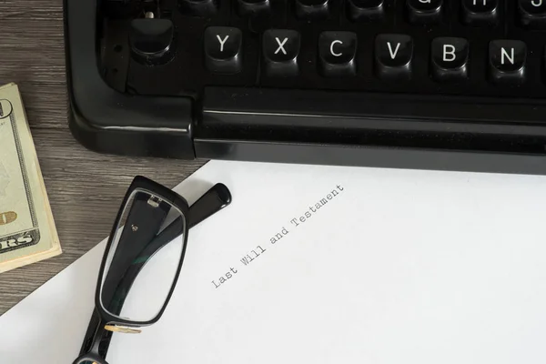 Eine Schreibmaschine Und Ein Testament — Stockfoto