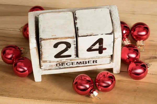 Χριστουγεννιάτικα Στολίδια Και Ένα Ημερολόγιο Στις Δεκεμβρίου — Φωτογραφία Αρχείου