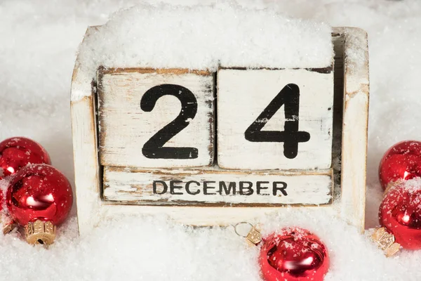 Χιόνι Και Ημερολόγιο Στις Δεκεμβρίου Παραμονή Των Χριστουγέννων — Φωτογραφία Αρχείου