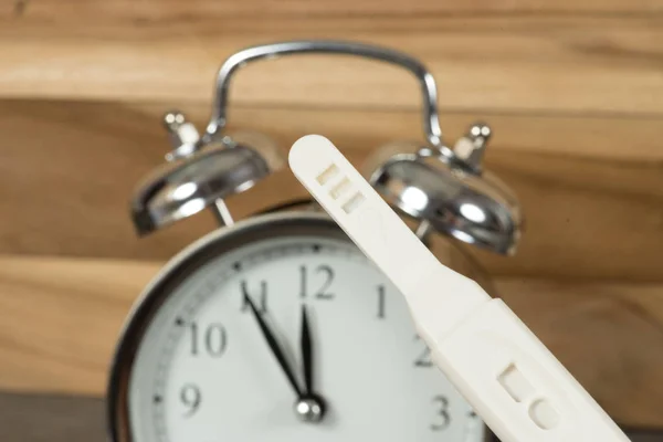 Çalar Saat Olarak Bir Biyolojik Saat Bir Gebelik Testi Veya — Stok fotoğraf