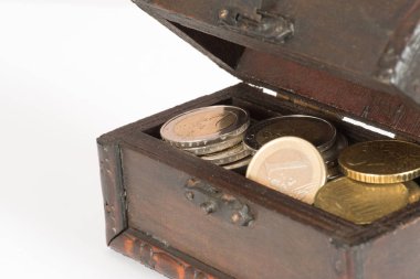 Euro dolu bir hazine sandığı