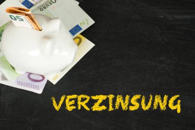 Bir kumbara, para ve kelime faiz