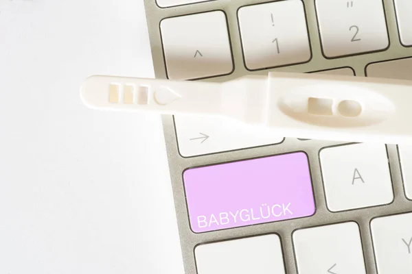 Dator Graviditetstest Och Nyckeln Till Baby Lycka — Stockfoto