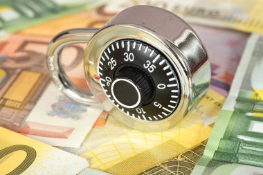 Euro banknot ve sayı kombinasyonu ile bir asma kilit