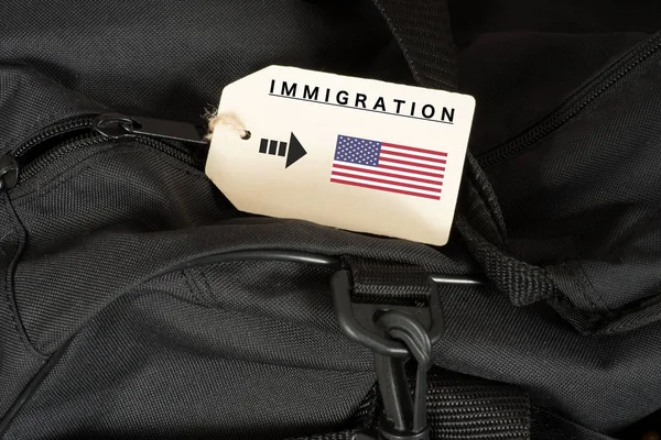 一个旅行袋和移民到 Usa — 图库照片