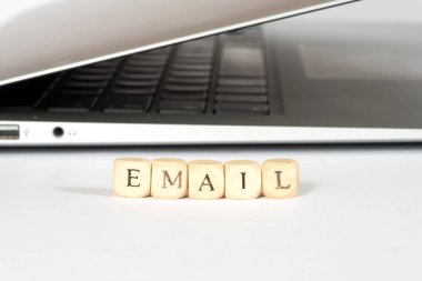 Bir bilgisayar ve word e-posta