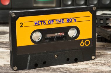 Bir kaset kaydedici, müzik kasetleri ve 80 yıl müzik