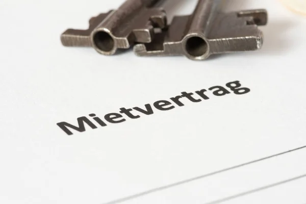 Einen Mietvertrag Und Einen Schlüssel — Stockfoto