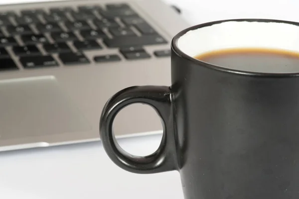 Una Taza Café Una Computadora Oficina — Foto de Stock