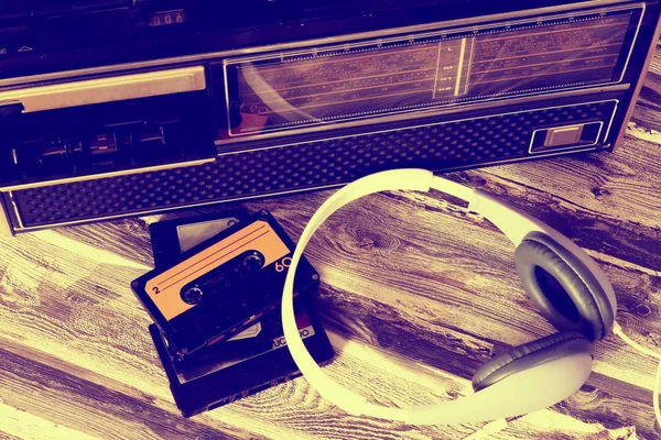 古いカセット レコーダー 音楽カセットとヘッドフォン — ストック写真