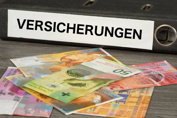 瑞士法郎钞票和文件夹与印记保险 — 图库照片