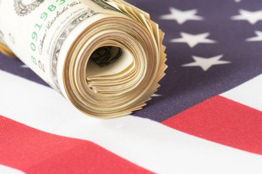 Bayrak bir para ve ABD Doları faturaları ile rulo