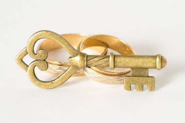 İki Alyans ve kalp şeklinde bir anahtar