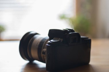 Eski analog fotoğraf makinesi pencerenin yanındaki bir masada