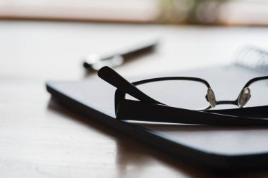 Bir defter ve bir kalem ofiste bir tabloda