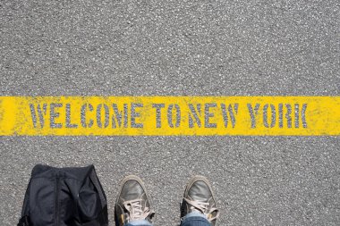 New York önünde duran bir adam çanta