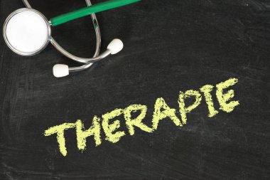 Bir stetoskop ve tebeşir tahtası kelime terapi