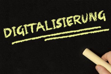 Bir adam bir tahtaya tebeşir ile kelime sayısallaştırma yazıyor.