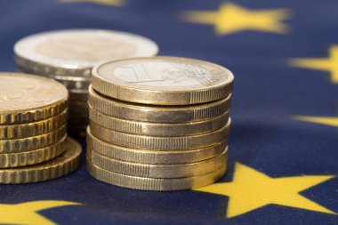 Birçok euro sikke ve Avrupa Birliği AB bayrağı