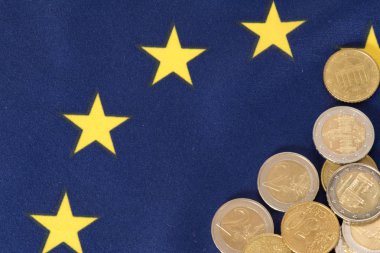 Birçok euro sikke ve Avrupa Birliği AB bayrağı