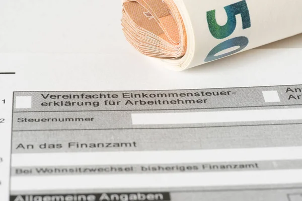 Ein Formular Für Eine Steuererklärung Und Euroscheine — Stockfoto