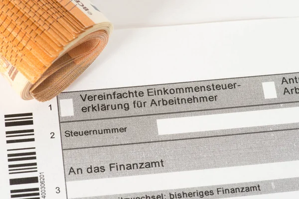Ein Formular Für Eine Steuererklärung Und Euroscheine — Stockfoto