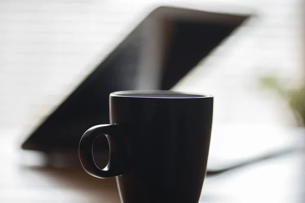 Portátil Una Taza Café Una Mesa Oficina — Foto de Stock