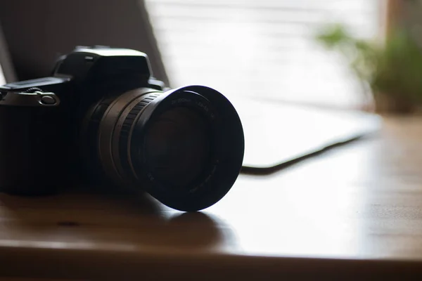 Μια Αναλογική Καθρέφτης Reflex Κάμερα Και Ένα Φορητό Υπολογιστή Ένα — Φωτογραφία Αρχείου