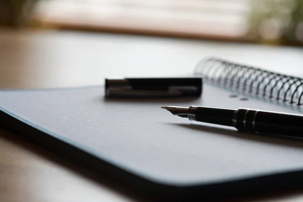 Een Notebook Een Pen Een Tafel Het Kantoor — Stockfoto
