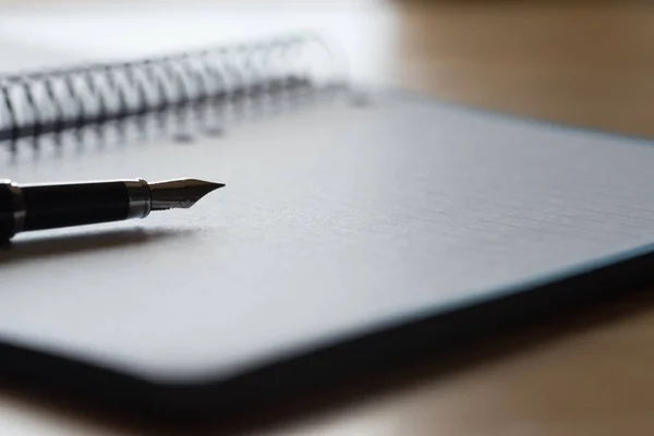 Een Notebook Een Pen Een Tafel Het Kantoor — Stockfoto