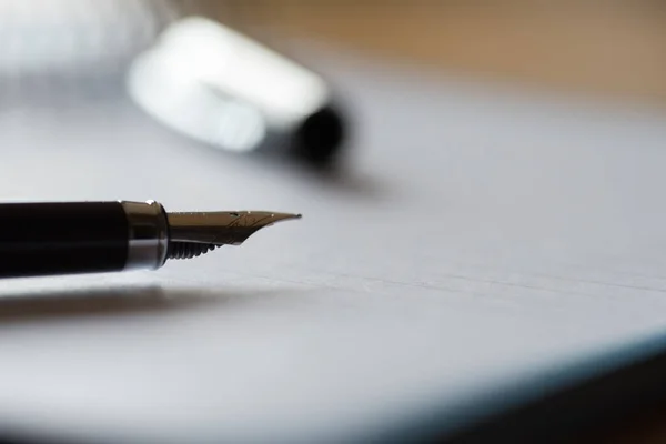 Een Notebook Een Pen Een Tafel Het Kantoor — Stockfoto