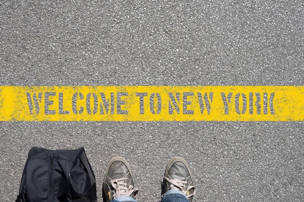 New York önünde duran bir adam çanta