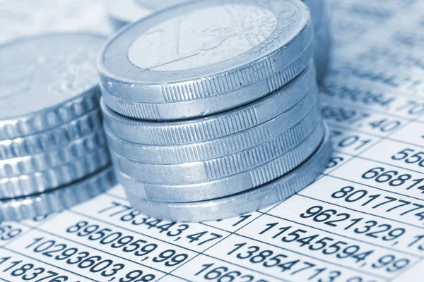 Euromünzen Und Eine Tabellenkalkulation — Stockfoto