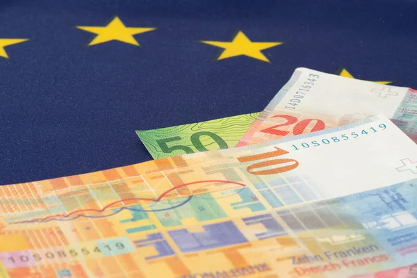 Európai Unió Svájci Frank Bankjegyek Zászlaja — Stock Fotó