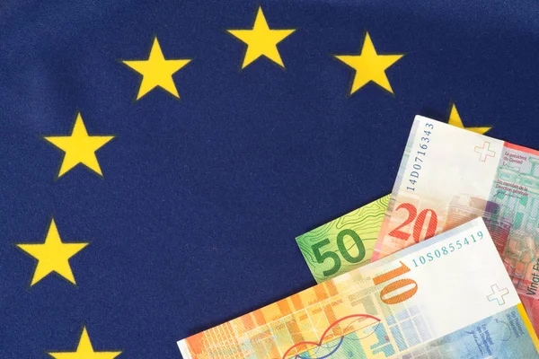 欧州連合 とスイス フラン紙幣の旗 — ストック写真