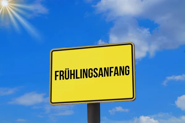 Sonne Blauer Himmel Und Eine Tafel Mit Frühlingsanfang — Stockfoto